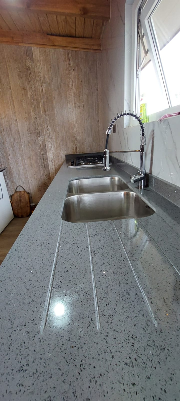 Ambiente con cuarzo Gris Galaxy