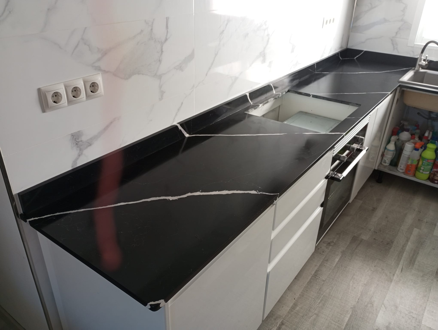 Ambiente con cuarzo Marquina